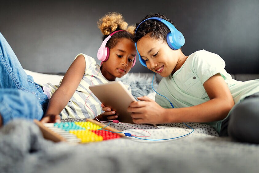 Moto JR300 On-Ear Wireless Kids Headphones Pink