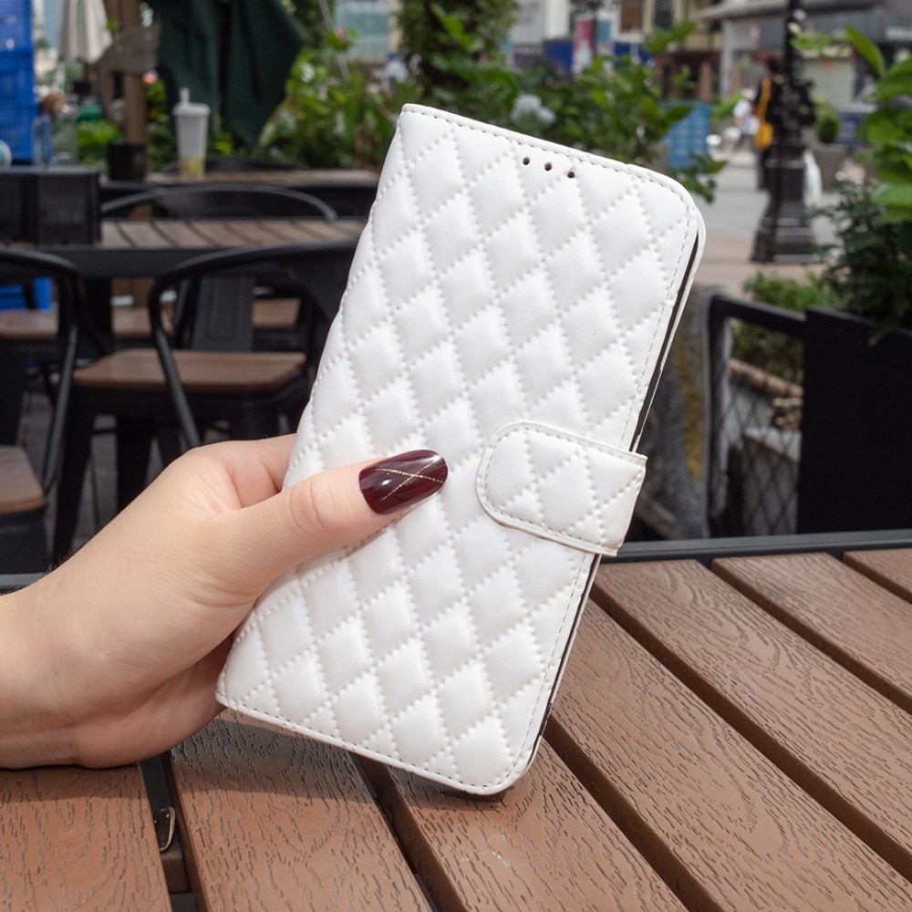 iPhone 15 Wallet Case Quilted White